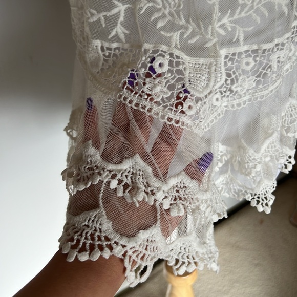 Elegant Lace Sleeveless Top Cream. Size S - Picture 5 of 8